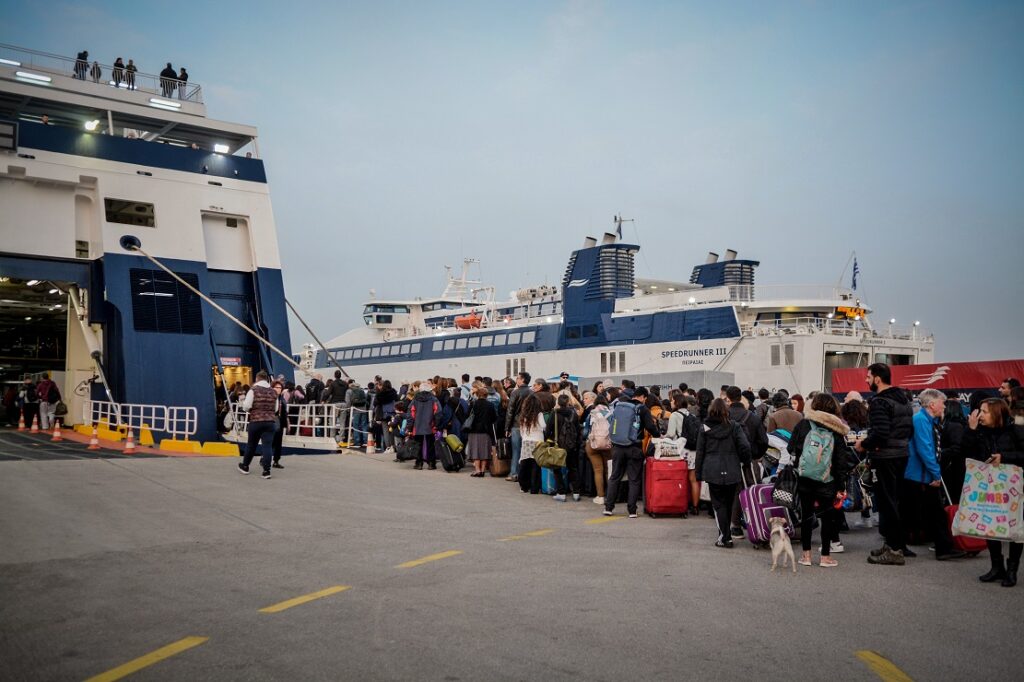 Πώς θα γίνονται οι μετακινήσεις στα νησιά από την Παρασκευή – Οι διευκρινίσεις και οι εξαιρέσεις