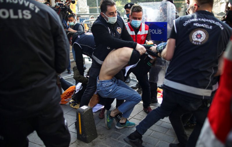 Τουρκία:  Ξύλο και 212 συλλήψεις διαδηλωτών της Εργατικής Πρωτομαγιάς
