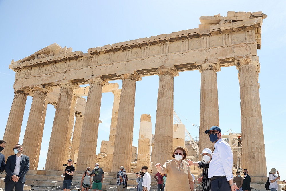 Ο Αδωνης Γεωργιάδης φανατικός υπέρμαχος της φωτογράφισης στην Ακρόπολη