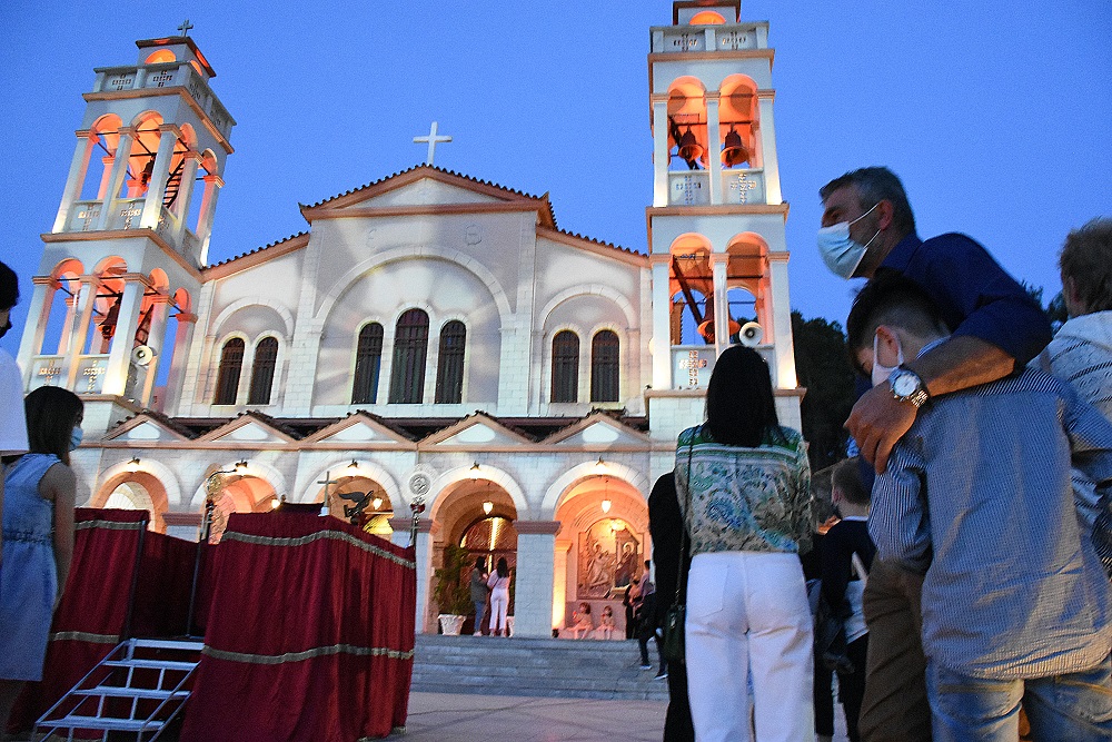 Η ΕΛΑΣ δε «χαρίστηκε» την Ανάσταση σε ιερέα και πιστούς – 6.000 ευρώ «καμπάνα» σε νησί του Αιγαίου