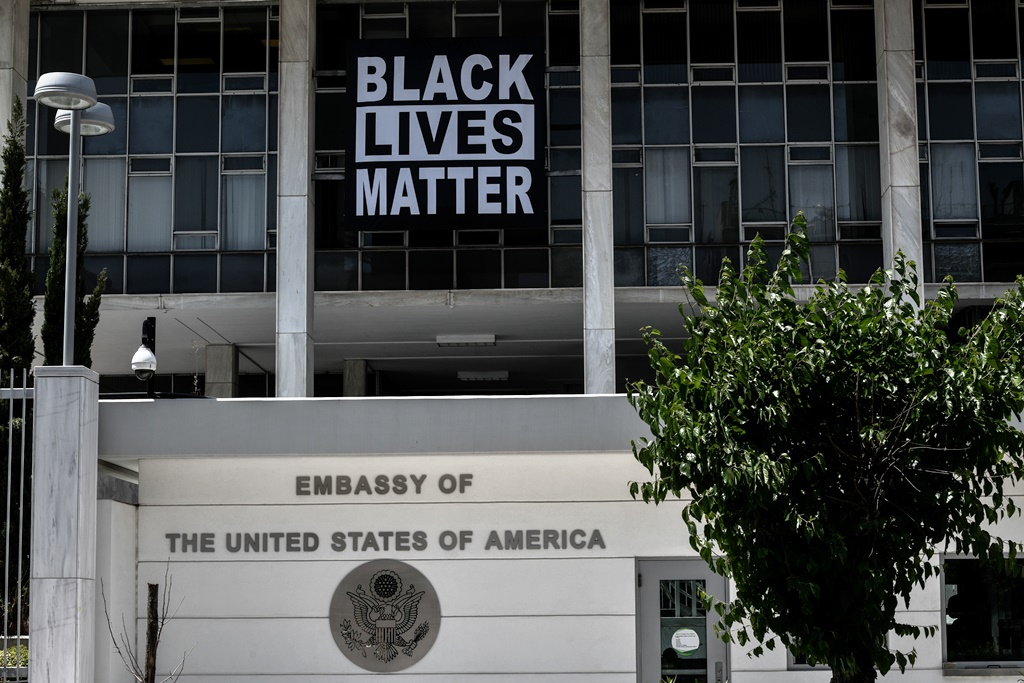 «Black lives matter» στην πρεσβεία των ΗΠΑ στην Αθήνα και στο προξενείο της Θεσσαλονίκης (Video)