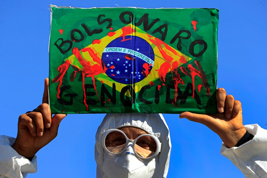 Βραζιλία: Διαδηλώσεις και μία εξεταστική επιτροπή σφυροκοπούν τον Μπολσονάρου
