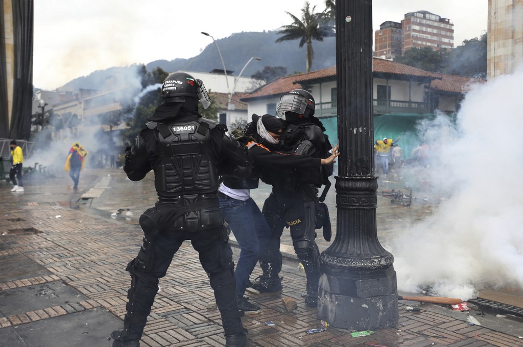 Στα πρόθυρα εξέγερσης η Κολομβία – Δεκάδες νεκροί και εκατοντάδες τραυματίες από πυρά αστυνομικών δυνάμεων