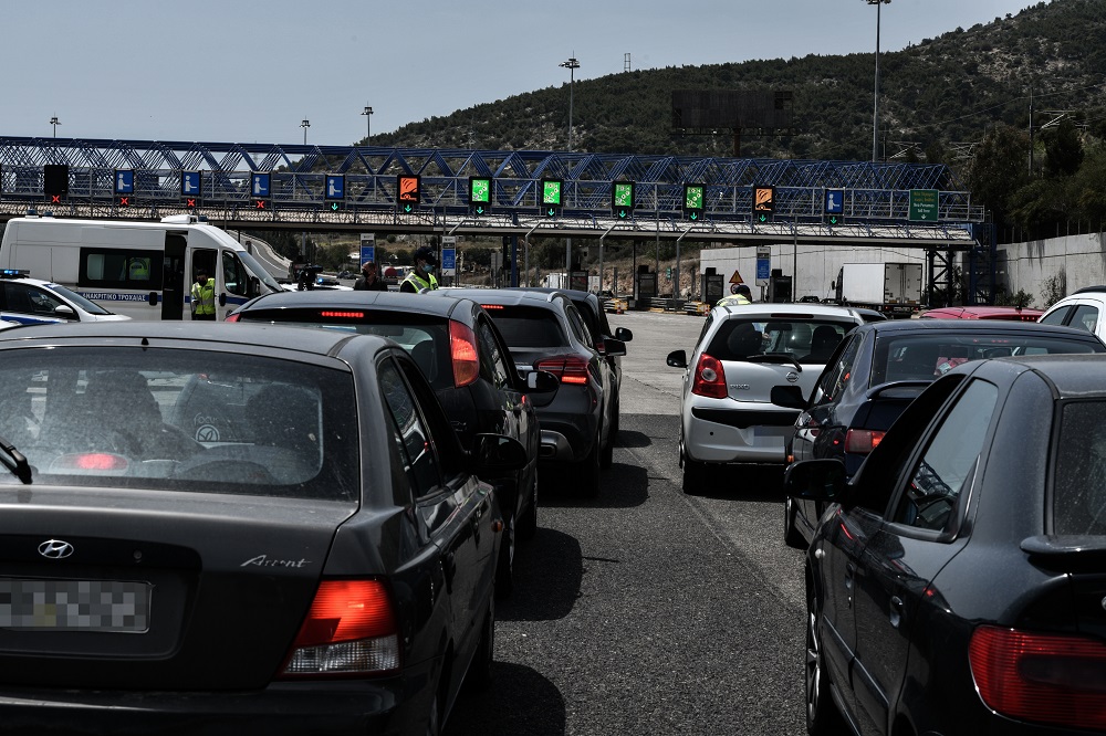 H πρώτη μεγάλη έξοδος: Χιλιάδες ταξιδεύουν με πλοία και ΙΧ από Πειραιά και διόδια Αττικής