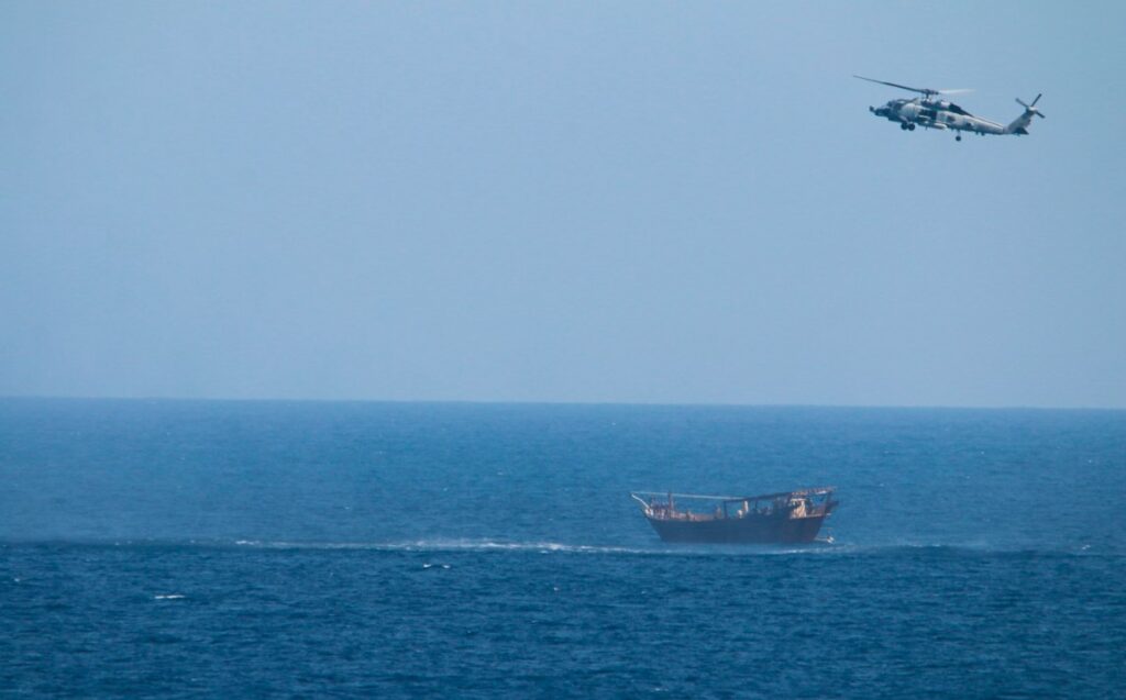 Προειδοποιητικά πυρά αμερικανικού πλοίου κατά ιρανικών σκαφών στα Στενά του Χορμούζ
