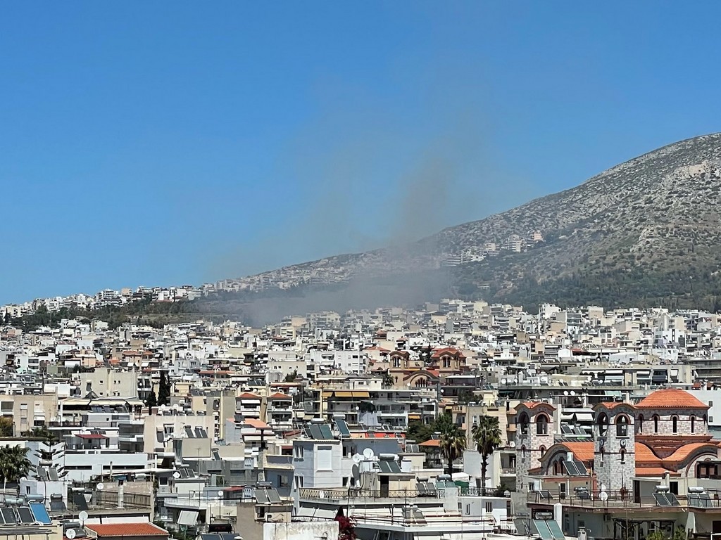 Σε εξέλιξη φωτιά στην Αργυρούπολη – Ενισχύονται οι δυνάμεις της Πυροσβεστικής