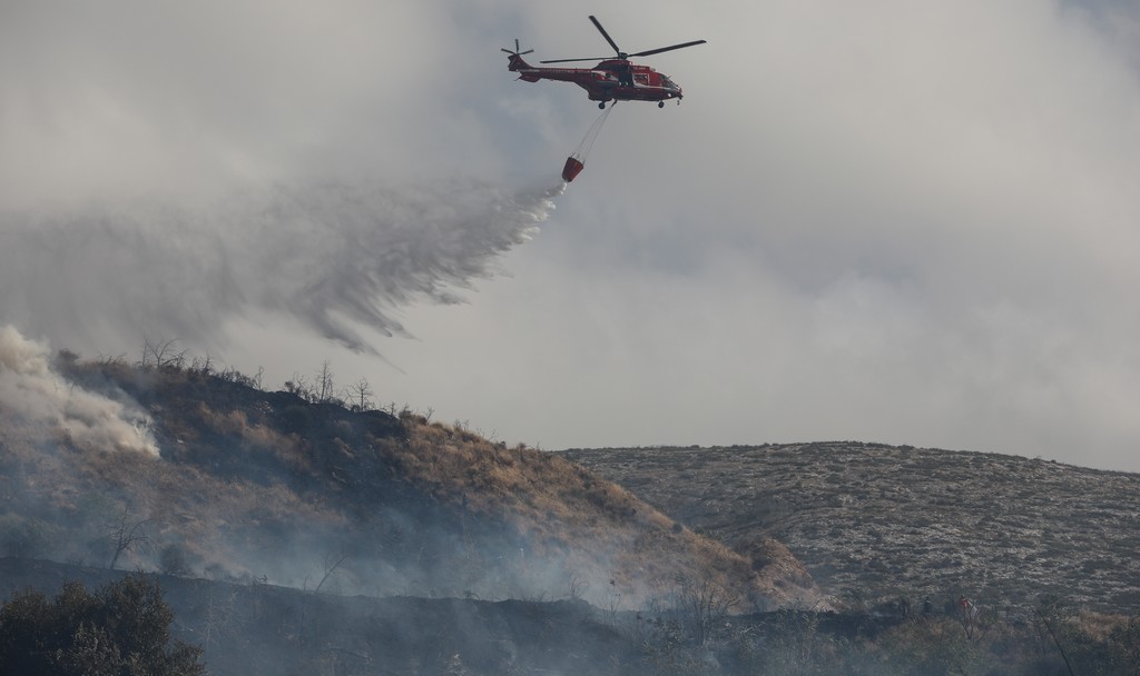 Φωτιά στην Αγία Μαρίνα Κορωπίου, κλειστή η Αθηνών – Σουνίου