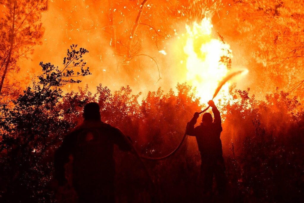 «Μάχη» με τις φλόγες στον Σχίνο, κάηκαν σπίτια – Προληπτική εκκένωση σπιτιών και στο Αλεποχώρι (Photos – Video)