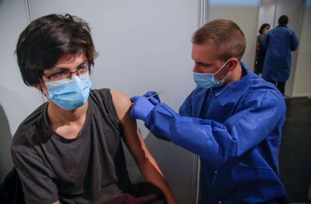 Γαλλία: Ανοιχτοί οι εμβολιασμοί για όλους τους ενήλικες από 31 Μαΐου