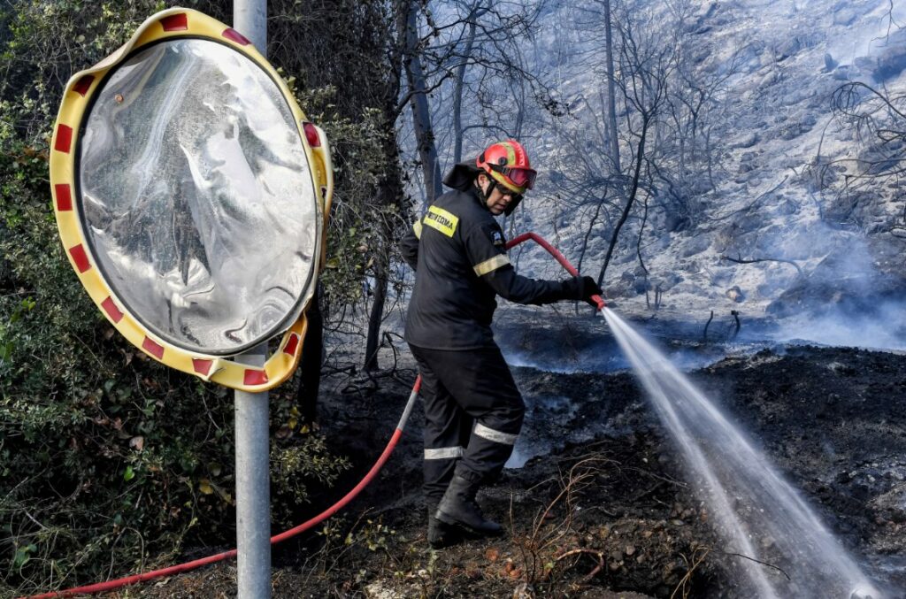 Φωτιά στο λόφο Αράπη στον Βύρωνα