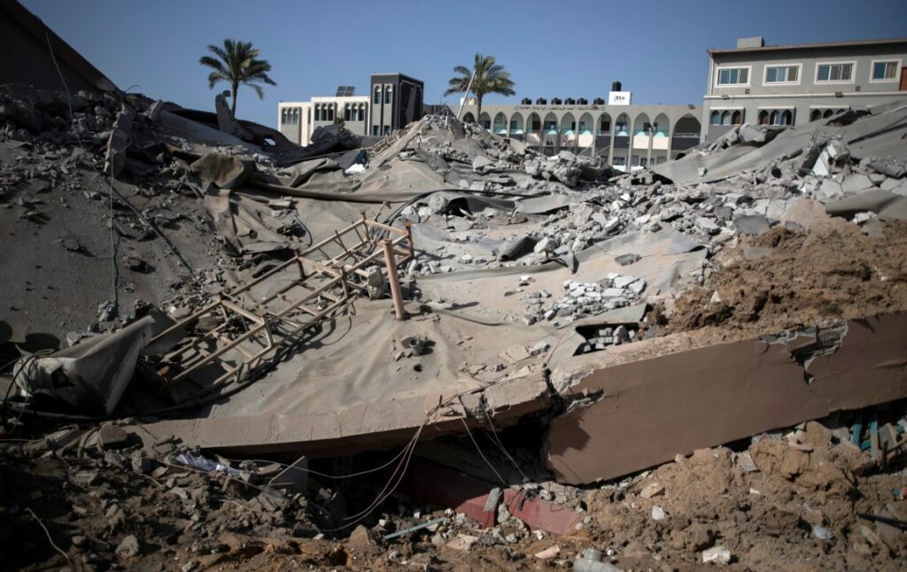 Ισραήλ: Πύραυλος έπληξε κτίριο στα προάστια του Τελ Αβίβ – Κλειστό το αεροδρόμιο «Μπεν Γκουριόν»