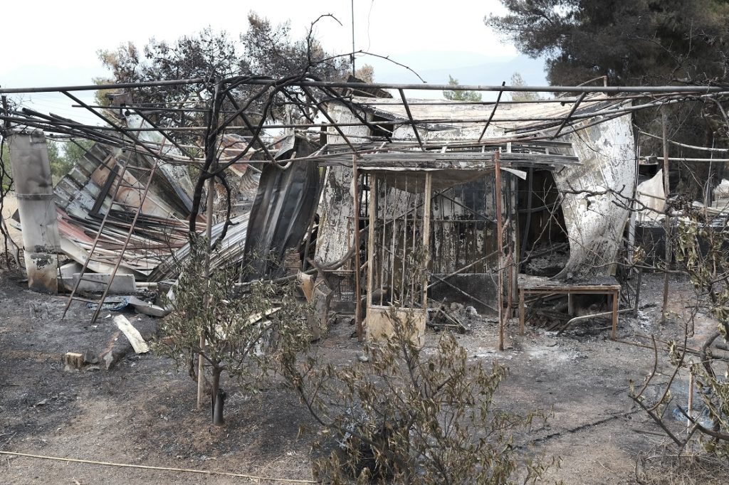 Οδοιπορικό του documentonews.gr στα κατεστραμμένα Γεράνεια Όρη (Photos & Videos)