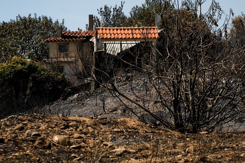 Γεράνεια Όρη: Διάσπαρτες εστίες και αποκαΐδια παντού – Συγκλονιστικές εικόνες από drone (Video)