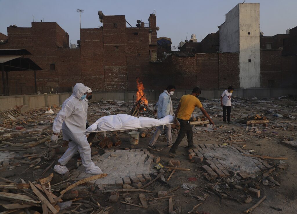 Ινδία: Σχεδόν 3.900 νεκροί από κορονοϊό – Συνεχίζει να ξεβράζει πτώματα ο Γάγγης