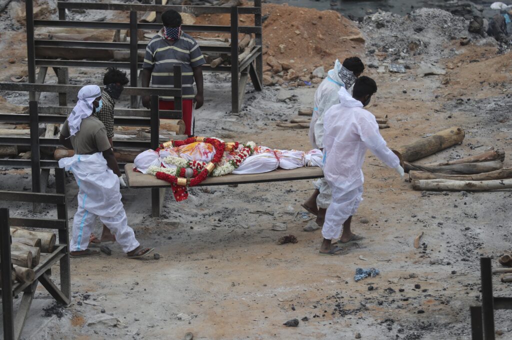Ινδία: Έσπασε το φράγμα των 250.000 νεκρών λόγω Covid-19 – Η πανδημία «χτυπά» αγροτικές και μικρές πόλεις