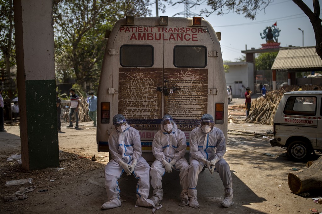 Ινδία: Το εκρηκτικό μείγμα που θρέφει την πανδημία