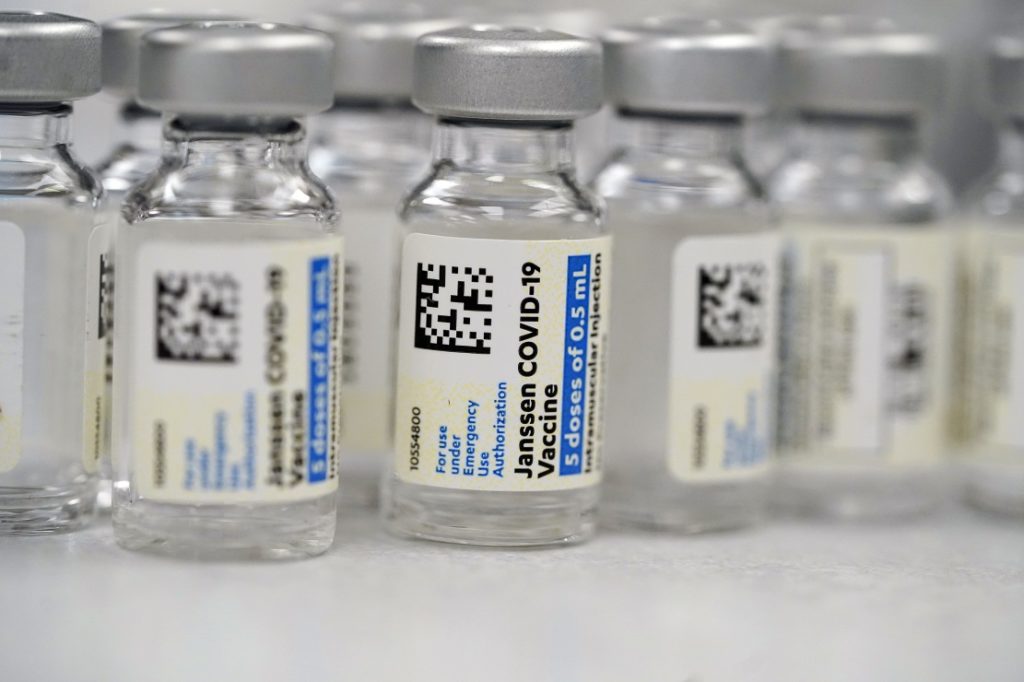 Η ΕΕ χαρακτηρίζει «προσωρινή» τη μείωση των παραδόσεων των εμβολίων της Johnson&Johnson