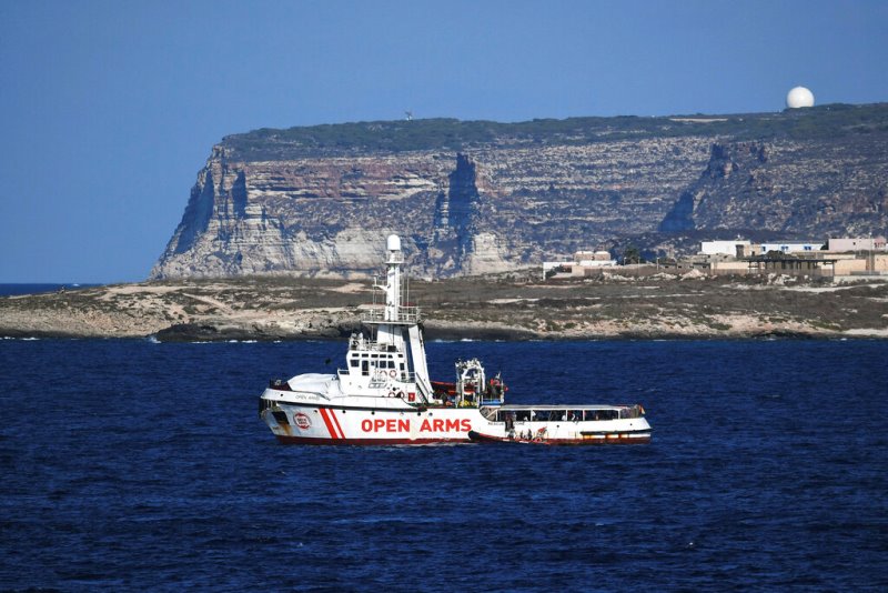 Iταλία: Σχεδόν χίλιοι μετανάστες και πρόσφυγες έφτασαν στην Λαμπεντούζα