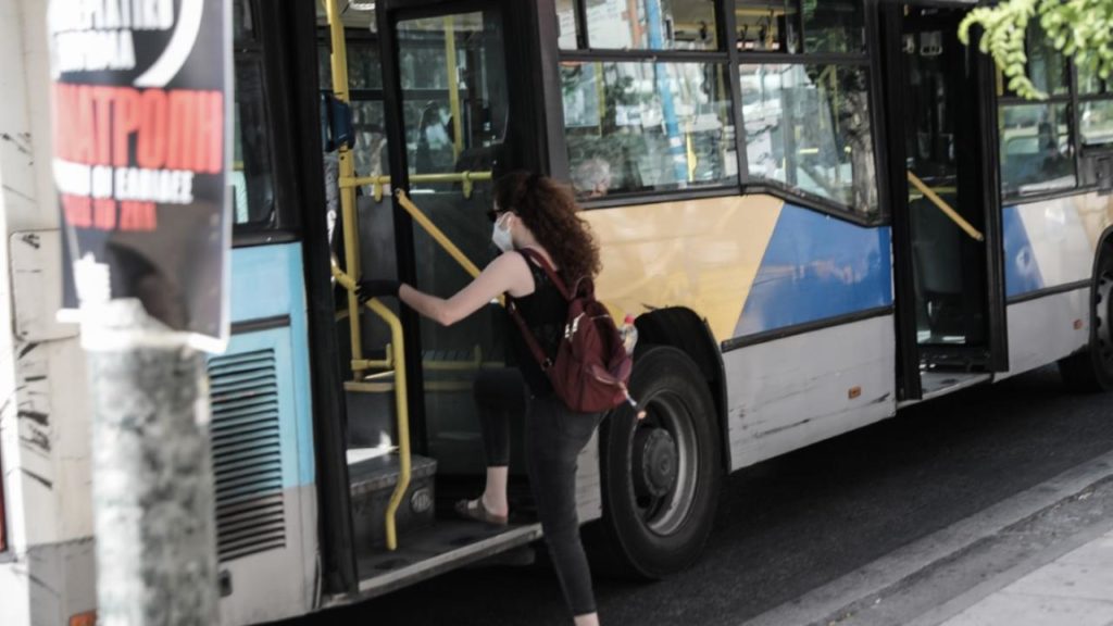 Βίντεο – ντοκουμέντο από απίστευτο καβγά σε λεωφορείο – Επιβάτες κατηγορούν τον οδηγό ότι πέρασε με κόκκινο