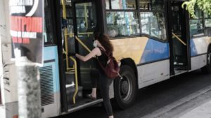 Βίντεο &#8211; ντοκουμέντο από απίστευτο καβγά σε λεωφορείο &#8211; Επιβάτες κατηγορούν τον οδηγό ότι πέρασε με κόκκινο