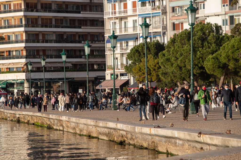 Αύξηση του ιικού φορτίου σε Λάρισα και Βόλο – Σταθερό σε Αθήνα, μείωση στη Θεσσαλονίκη