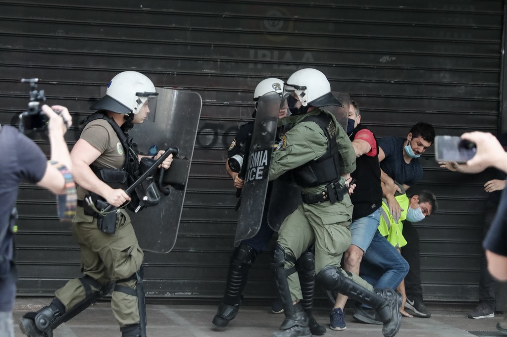 Ξύλο και χημικά σε οικοδόμους έξω από το Υπουργείο Εργασίας