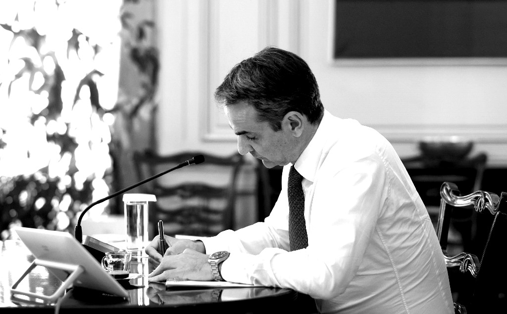 Όταν ο πρωθυπουργός δεν λείπει σε τριήμερα γράφει ανακοινώσεις για το Documento