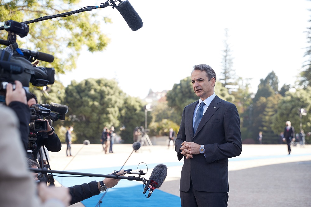 Μητσοτάκης: Στην Ελλάδα με σκληρά lockdown, στο Πόρτο υπέρ «απρόσκοπτων μετακινήσεων»!