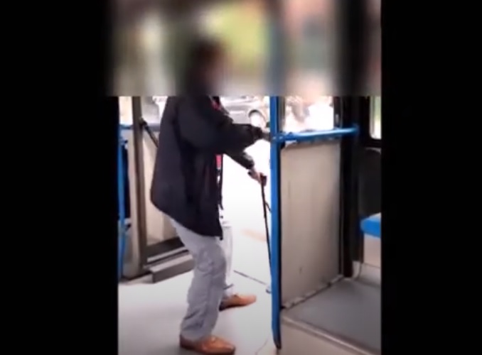 Οδηγός αστικού λεωφορείου βρίζει ρατσιστικά και γρονθοκοπεί επιβάτη με μπαστούνι (Video)