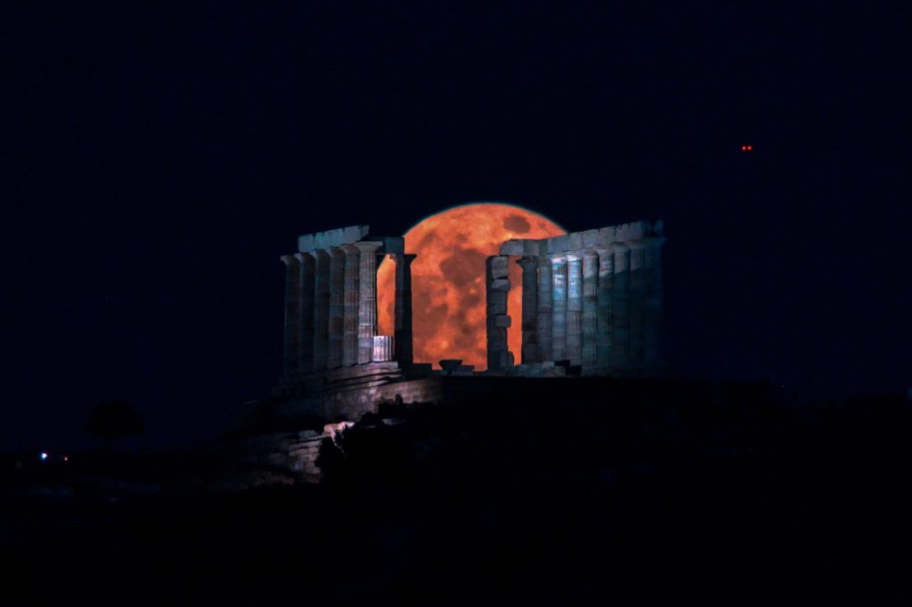 Η εντυπωσιακή υπερπανσέληνος του Μαΐου πάνω από το Σούνιο (Photos)