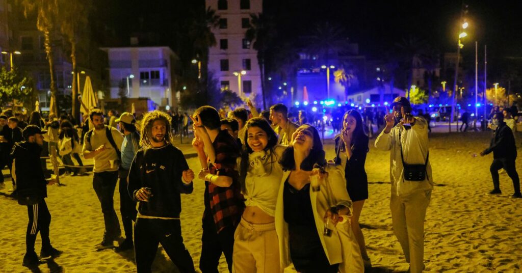 Ισπανία: Επέμβαση αστυνομίας σε πάρτι χιλιάδων ατόμων στη Βαρκελώνη