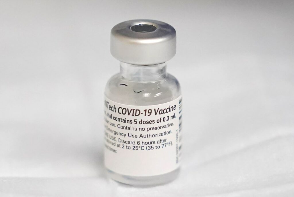 Πρόεδρος Pfizer: Εκτιμά ότι θα χρειαστεί και τρίτη δόση του εμβολίου