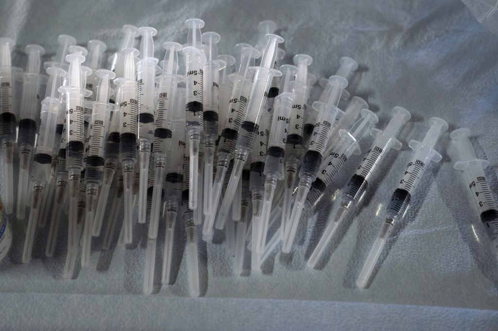 Γαλλία: Influencers καταγγέλλουν «σκιώδεις» προσέγγισεις για δυσφήμιση του εμβολίου της Pfizer