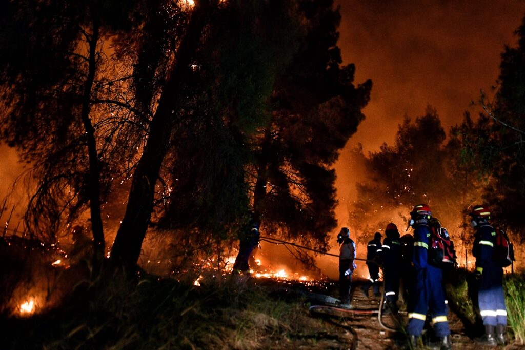 Φωτιά στα Γεράνεια Όρη: Συνεχείς οι αναζωπυρώσεις – Νέα ολονύχτια μάχη από την Πυροσβεστική (Photos)