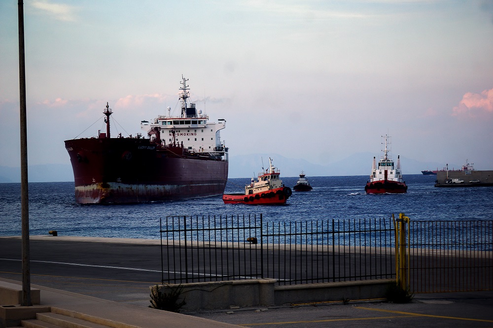 Ακυβέρνητη θαλαμηγός με 170 μετανάστες ρυμουλκείται στο λιμάνι της Καλαμάτας
