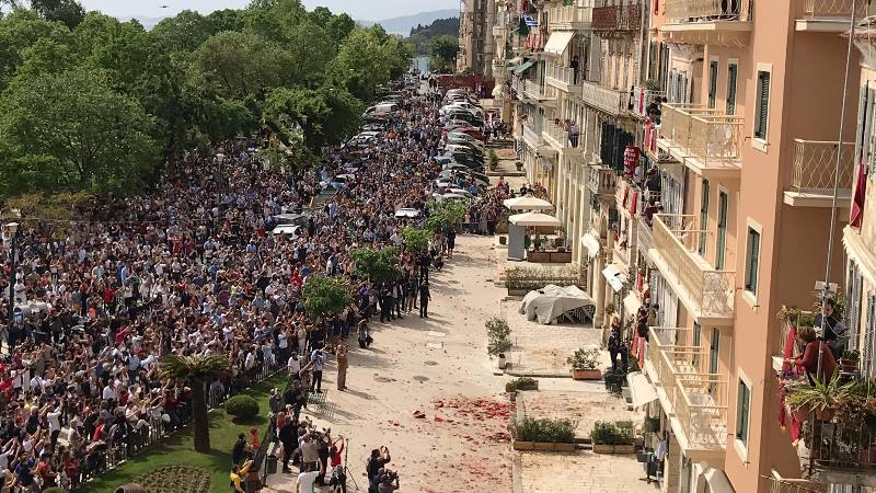 Κοσμοσυρροή στην Κέρκυρα για το έθιμο των Μπότηδων (video – εικόνες)