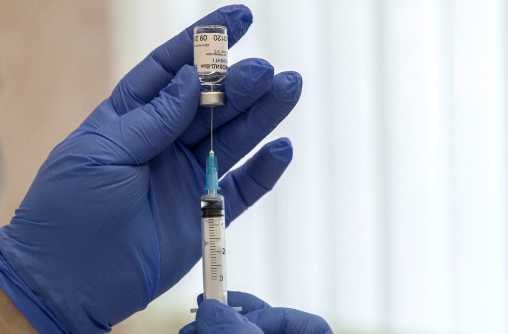 Ρωσία: Πάνω από 9,4 εκατομμύρια πολίτες έχουν κάνει και τις δύο δόσεις των εμβολίων κατά του κορονοϊού