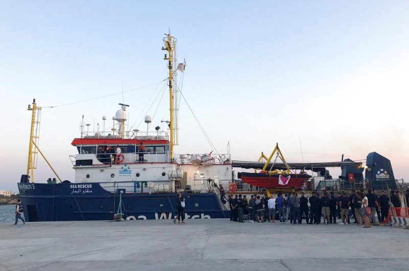 Η Sea-Watch αναζητεί ασφαλές λιμάνι έπειτα από επιχειρήσεις διάσωσης μεταναστών στη Μεσόγειο