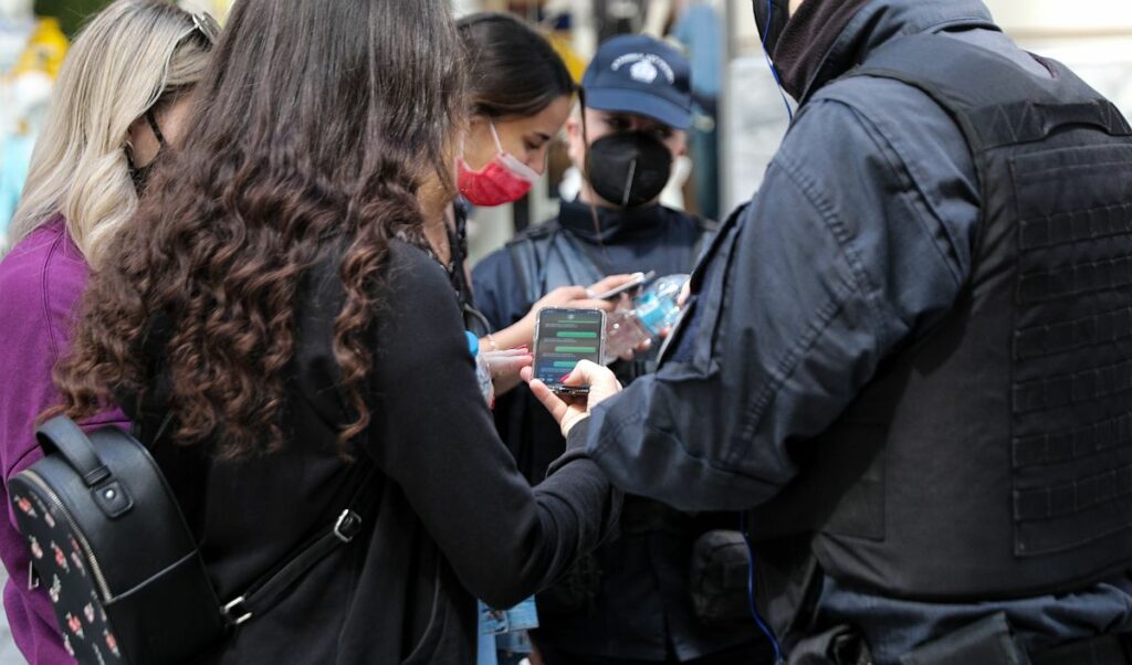 Lockdown: «Ξεκλειδώνουν» οι διαπεριφερειακές μετακινήσεις – Προς κατάργηση και τα SMS