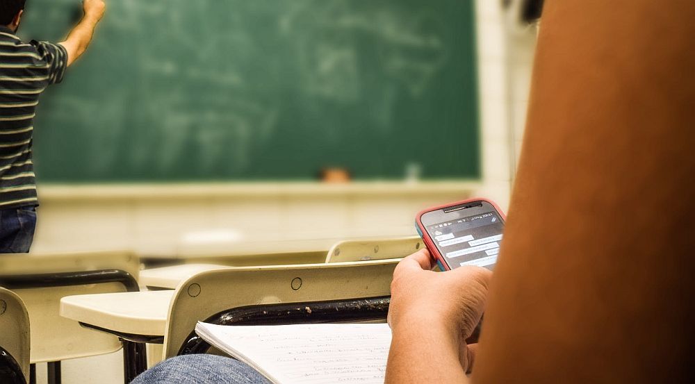 Σοκαριστικές αποκαλύψεις: Δάσκαλος κατηγορείται ότι παρενοχλούσε 10χρονες μαθήτριες του μέσω μηνυμάτων