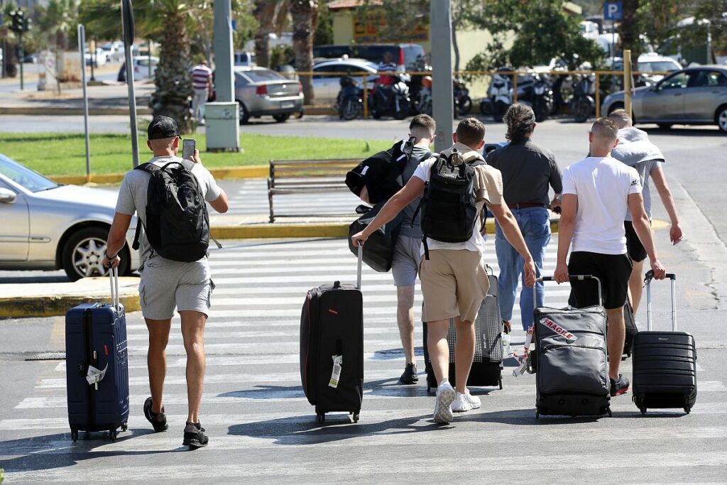 Κρήτη: Οι πρώτοι τουρίστες έφτασαν αλλά βρήκαν κλειστά ξενοδοχεία
