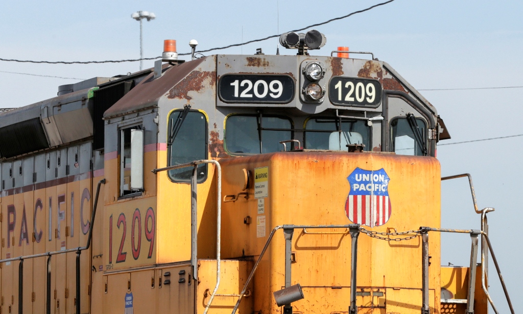 ΗΠΑ: Τρένο με επικίνδυνα υλικά εκτροχιάστηκε και τυλίχθηκε στις φλόγες