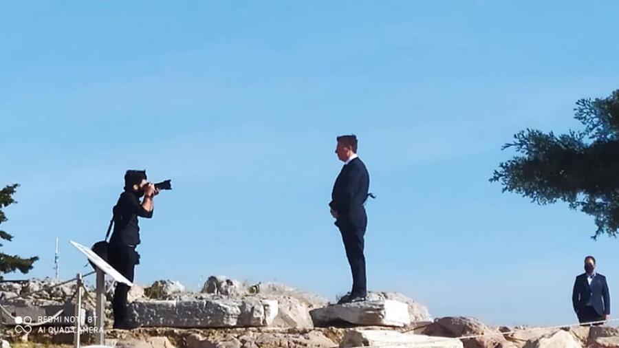 Φωτογραφικό σόου Βαρβιτσιώτη στην Ακρόπολη – Μετέτρεψε τον ιερό βράχο σε πασαρέλα