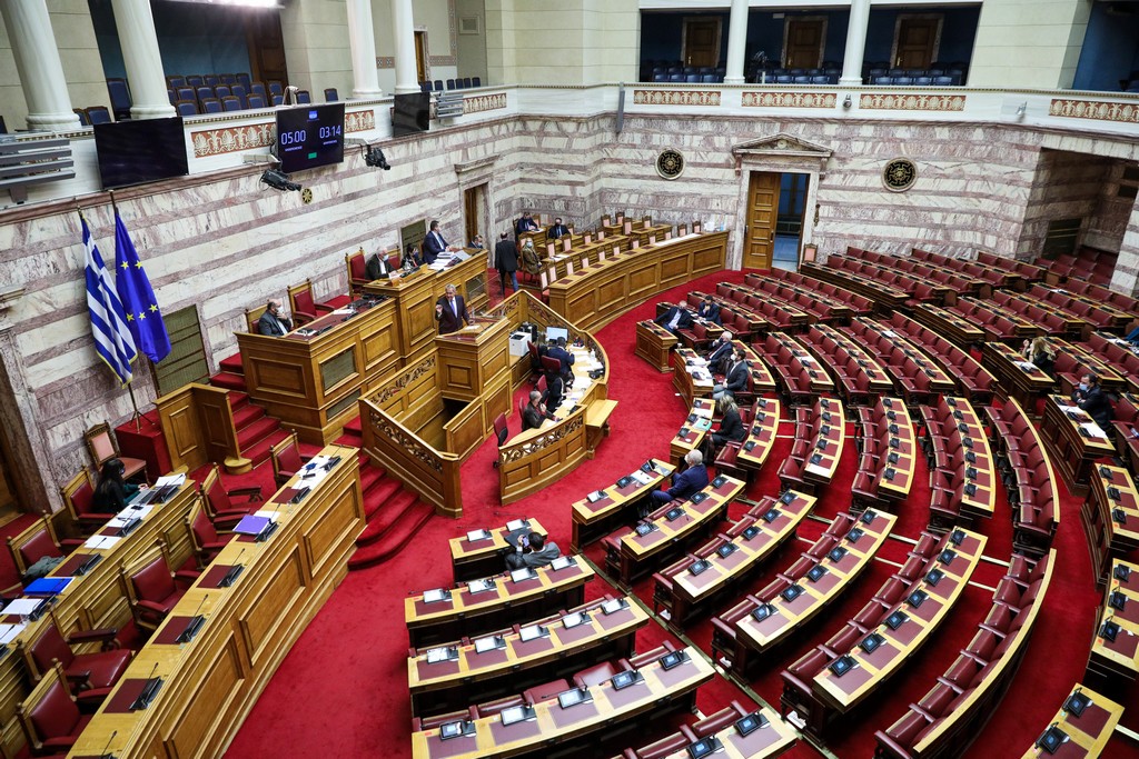 Αυξάνεται η δυσαρέσκεια γαλάζιων βουλευτών – Νευρικότητα στο Μαξίμου από τα «κρούσματα απειθαρχίας»