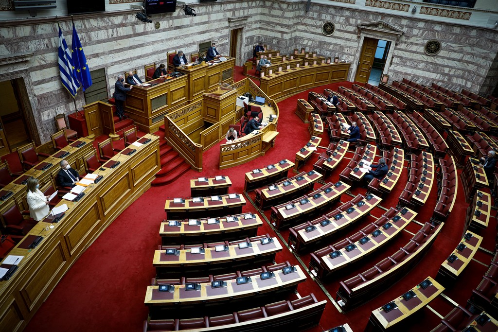 Ανοίγει ο τουρισμός αλλά η Βουλή παραμένει σε… καραντίνα