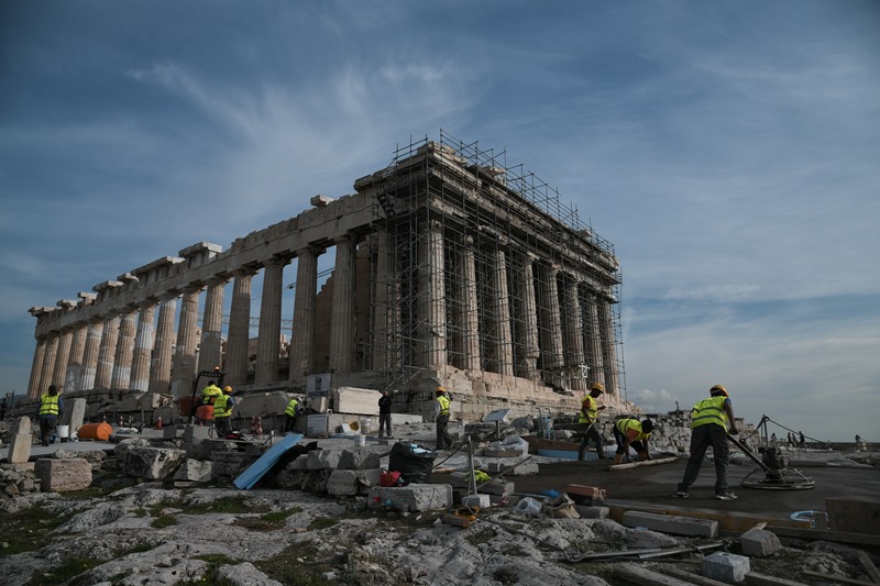 Le Monde: Στην Ακρόπολη, αρχαιολόγοι και ιστορικοί μιλούν για ιεροσυλία