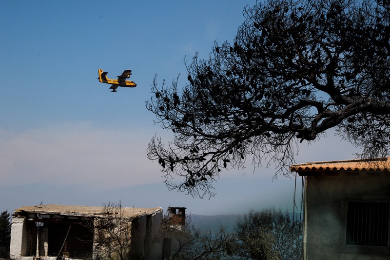 Μάχη με διάσπαρτες εστίες της φωτιάς στα Γεράνεια Όρη