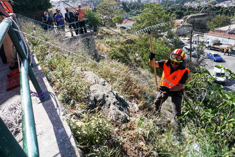 Πυροσβέστες – κασκαντέρ καθάρισαν την Άνω Πόλη Θεσσαλονίκης