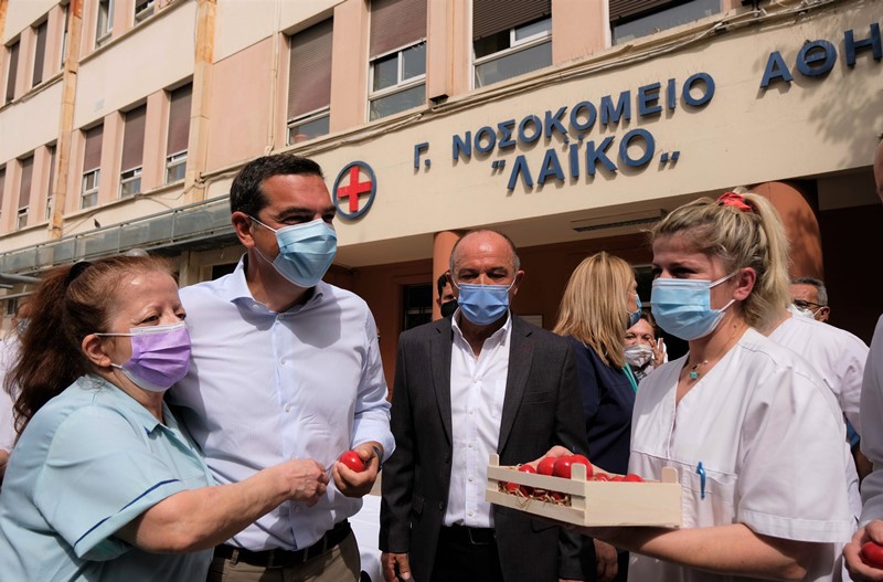 Τσίπρας στο Λαϊκό Νοσοκομείο: Η συλλογική ανάσταση θα έρθει με αγώνες και διεκδικήσεις (εικόνες)