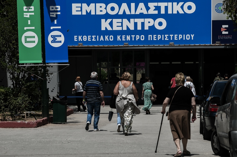 EKΠΑ: Μάσκες και αποστάσεις και για τους εμβολιασμένους